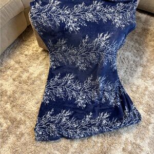 Stylish Blue and White Patterned Throw blanket